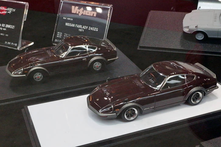 VISIONの1/43レジン製「日産フェアレディ240ZG」。奥がオリジナル仕様、手前がRSワタナベのアルミホール＋ワイドタイヤ仕様。2017年12月発売予定で価格未定。