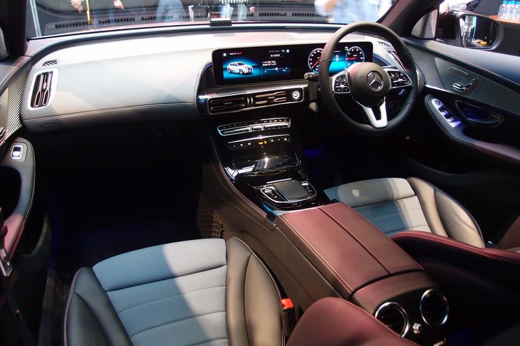 シンプルなラインでデザインされたインテリア。運転席周辺がえぐらえれたような印象の造形になっている。