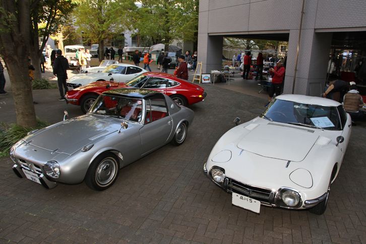 こちらは1960年代生まれのトヨタ製スポーツカー。3台の「トヨタ2000GT」と「トヨタ・スポーツ800」。