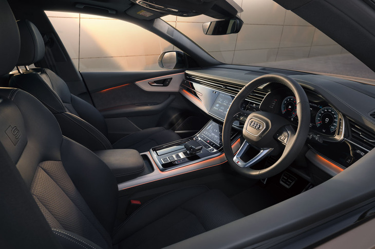 「SQ8」のインテリア。「S」のロゴ付きダイナミカ／レザーのスポーツシートやブラックのヘッドライニングなどで特別感を演出する。