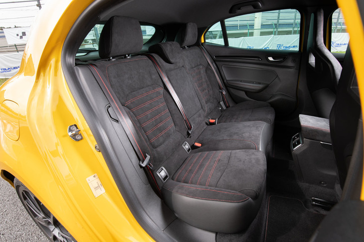 リアシートやラゲッジルームなどの仕様については変更はない。ニュルブルクリンク北コースでタイムを出した「トロフィーR」ではリアシートは撤去されていたが、「トロフィー」については標準車と同等の“日常性”が確保されている。