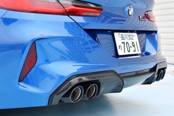 マフラーエンドは4本出し。「Mカーボンエクステリアパッケージ」を選択した試乗車には、カーボン製のディフューザーが装着される。