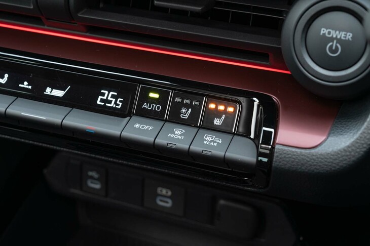 フロントシートにはヒーターとベンチレーションが標準装備だ。