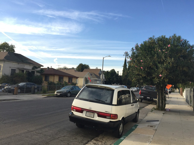 住宅街にたたずむ「トヨタ・プレヴィア」（日本名「エスティマ」）。カリフォルニアにあるトヨタのデザイン拠点・キャルティによる作品なだけに、アメリカの風景のほうがしっくりなじむ。