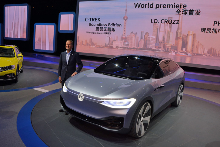 フォルクスワーゲンのEVコンセプトカー「I.D.CROZZ（クロス）」。2020年に中国と欧州で発売されるという。
	 