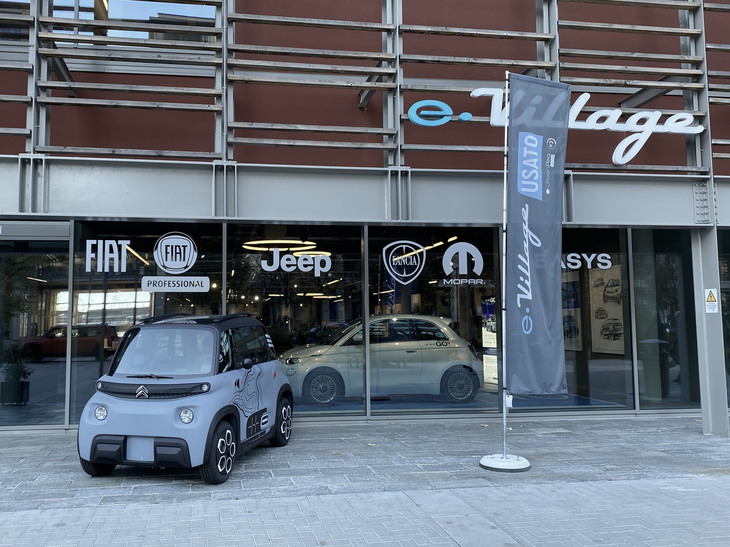 旧FCAの環境対策車ショールームとしてオープンした「eビレッジ」だが、「シトロエン・アミ100％エレクトリック」がディスプレイされていた。