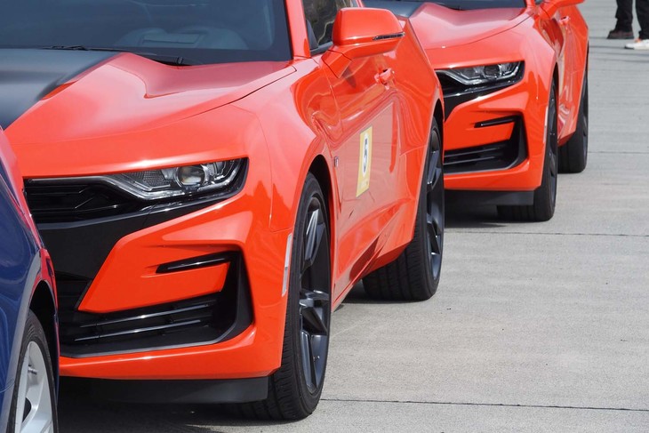 ショートサーキットのコースでプロのレーシングドライバーが運転するサーキットタクシーを実施。新型「カマロ」や「コルベット」が使用された。