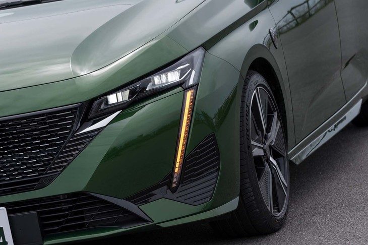 ヘッドランプ端に備わっている「セイバー（＝サーベル）」はデイタイムランニングライトのほか、ウインカーとしても機能する。