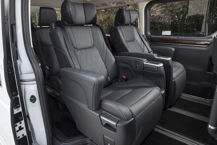 特等席である2列目には「エグゼクティブパワーシート」を標準装備。大型のアームレストや電動のオットマンが備わるほか、表皮のステッチも前席よりきめ細かい。