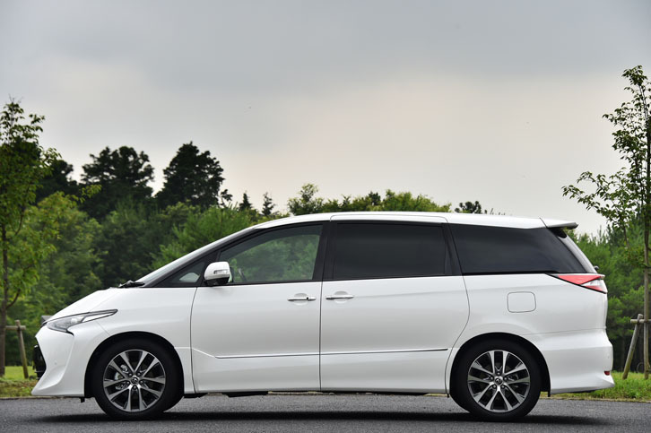 ワンモーションフォルムが特徴のミニバン「トヨタ・エスティマ」。今回は、マイナーチェンジを受けて2016年6月に発売された最新型に試乗した。