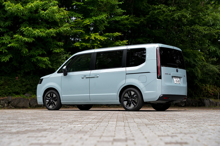 「エアーEX」はこれまでの「エアー」の上位グレードという位置づけ。マイナーチェンジでエアーEXが主力になっており、ただのエアーで選べるのは純エンジン車のFFモデル・7人乗りのみになってしまった。