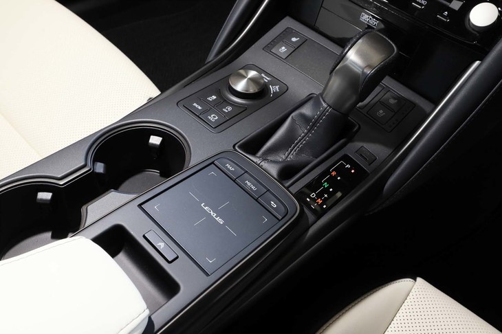 インフォテインメントシステムの操作デバイス「リモートタッチ」（写真中央）は、56×46mmサイズだった静電タッチパッドが65×62mmに大型化。操作性の向上が図られた。