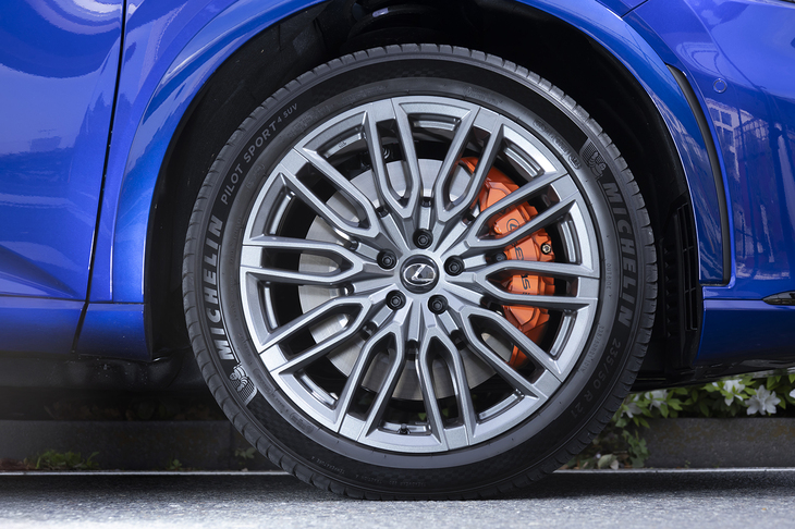 タイヤ＆ホイールは21インチ。ミシュランの「パイロットスポーツ4 SUV」を履く。