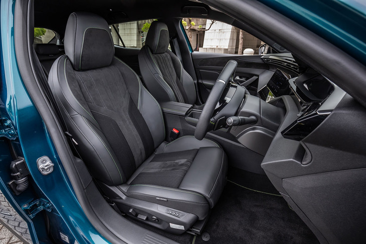 マルチポイントランバーサポートと電動調整機構、ヒーターが備わる「GT」グレードのフロントシート。テップレザーとアルカンターラのコンビネーション表皮で上質感を演出している。