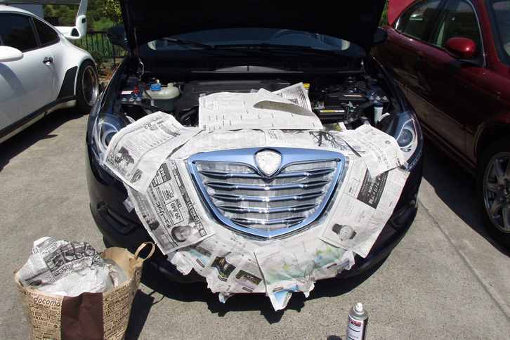 “剥がせるスプレー塗装剤”で、筆者自らガンメタに塗装。グリルを外して塗りたかったものの、面倒そうだったので、そのまま養生してズドンとトライ。
	 