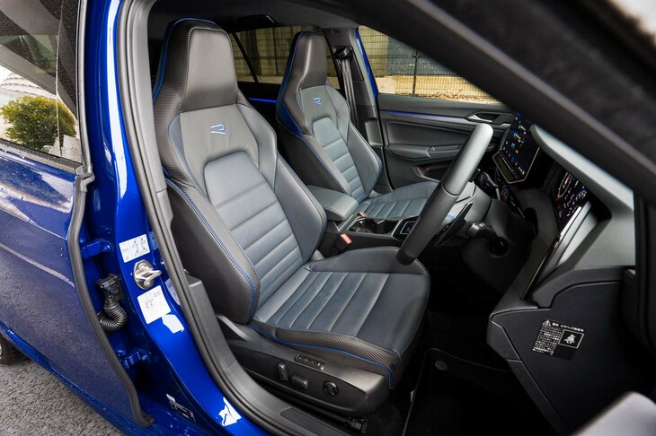 ヘッドレスト一体型のスポーツシート。表皮は「ゴルフR」がファブリックとマイクロフリース、「ゴルフRアドバンス」がナッパレザーとなり、また後者には電動調整機構やシートベンチレーション機能（運転席・助手席）も装備される。