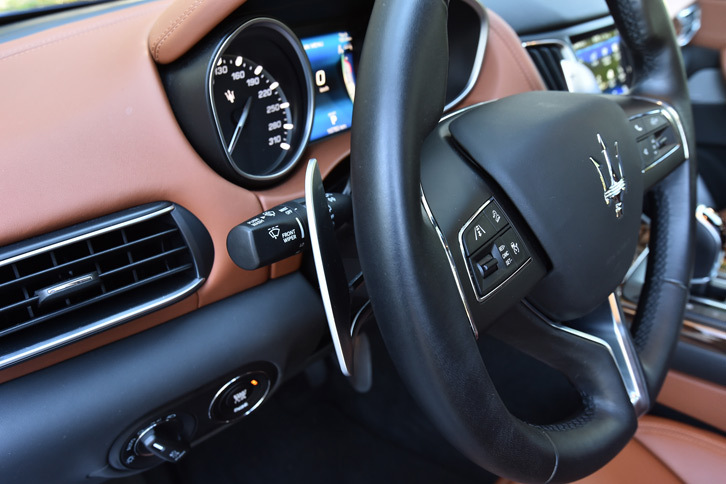 トランスミッションは8段AT。手動での変速はレバータイプのシフトセレクターと、ステアリングコラムに備えられたシフトパドルの双方で行える。