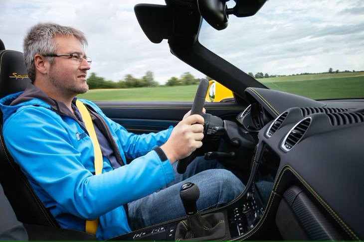 レーステクノロジーとカーボンファイバーをふんだんに使ったクラシックなインテリア。