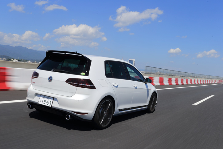 
	「ストリートエディション」の外装色は「オリックスホワイト マザーオブパールエフェクト」と「ディープブラックパールエフェクト」の2色。「トラックエディション」とは異なり、ルーフをブラックで塗り分けたツートン仕様とはならない。
	