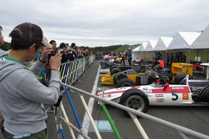 試走車両の周囲はあっという間にこんな状態に。F1マシンに手が届くほどに接近できる貴重なチャンス。