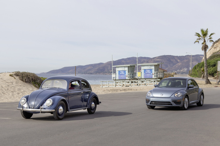 「フォルクスワーゲン・タイプ1」（写真左）と「ニュービートル」の新旧ランデブー走行。
