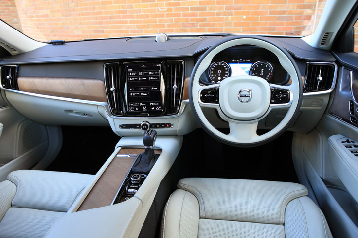 スイッチやボタンの数が極力抑えられたインテリア。車両設定やインフォテインメントシステムの操作は、センターの9インチディスプレイを介して行う。