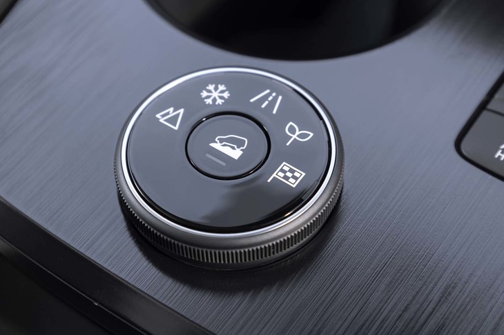 「スノー」「オフロード」のドライブモードは4WDモデルにのみ設定されている。