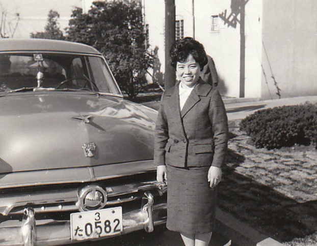 わが家のアルバムから。筆者の亡母と1954年フォード。フォードは戦後日本でポピュラーな輸入車ブランドだった。