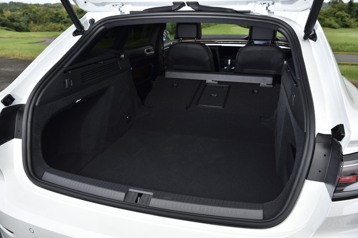 後席背もたれを前方に倒せば最大で1632リッターのスペースに拡大できる（VDA計測値）。荷室と居住空間を隔てる「ラゲッジネットパーティション」も標準装備されている。