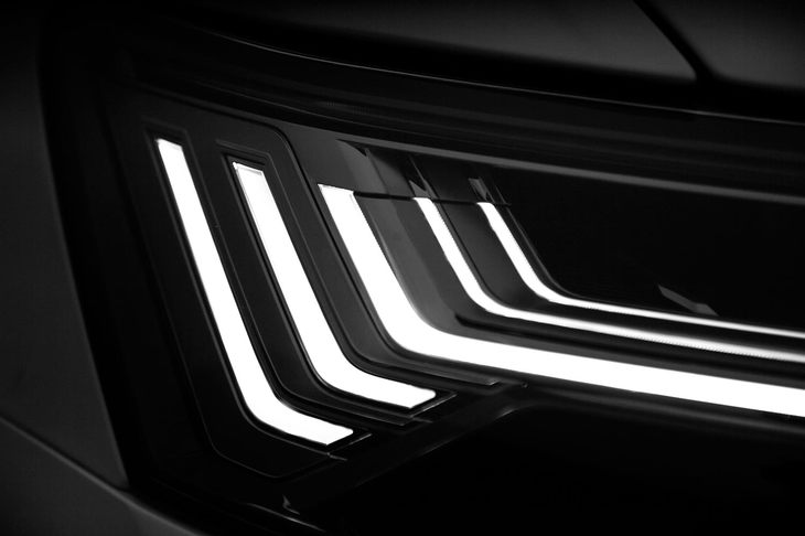 ヘッドライトには5本の水平なラインが入り、デイライトとして印象的な表情を作る。