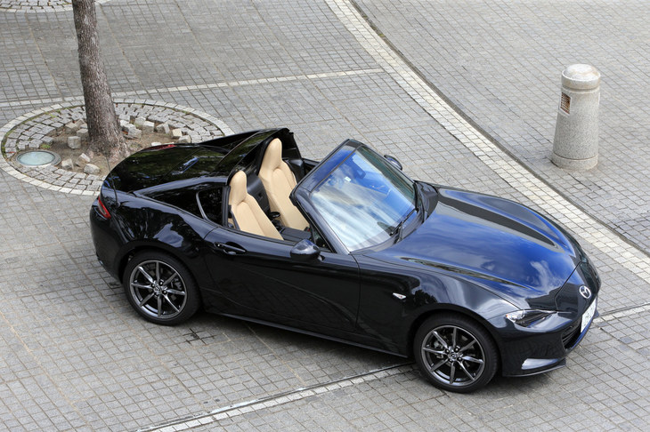 同じ仕様同士で比較した場合、ソフトトップの「ロードスター」よりハードトップの「ロードスターRF」の方が、平均で100kgほど車両重量が重い。