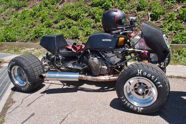 ヤマハのATV「バンシー」用のフレームに「ホンダCBR600」のエンジンを搭載したワンオフのマシン。オーナーによれば、「1人でサイドカーの走りを楽しめるのが魅力」。