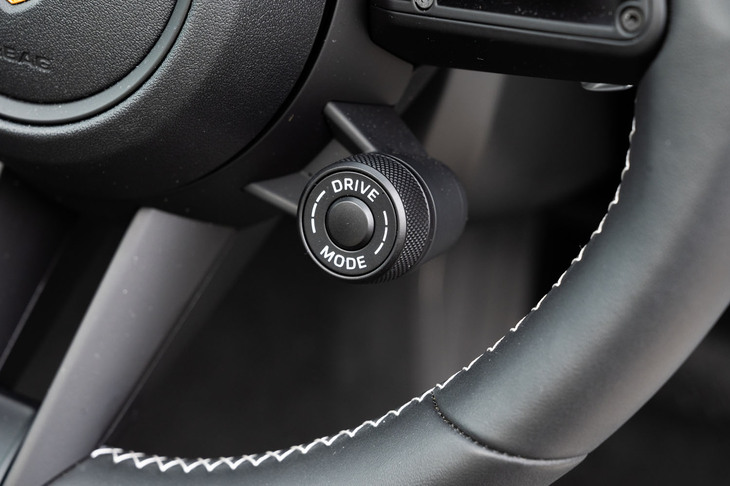 ステアリングホイールに備わるドライブモードセレクター。「マカンT」ではスポーツクロノパッケージが標準装備となっており、ダイヤル式コントローラーの中央には、「スポーツレスポンスボタン」が付いている。