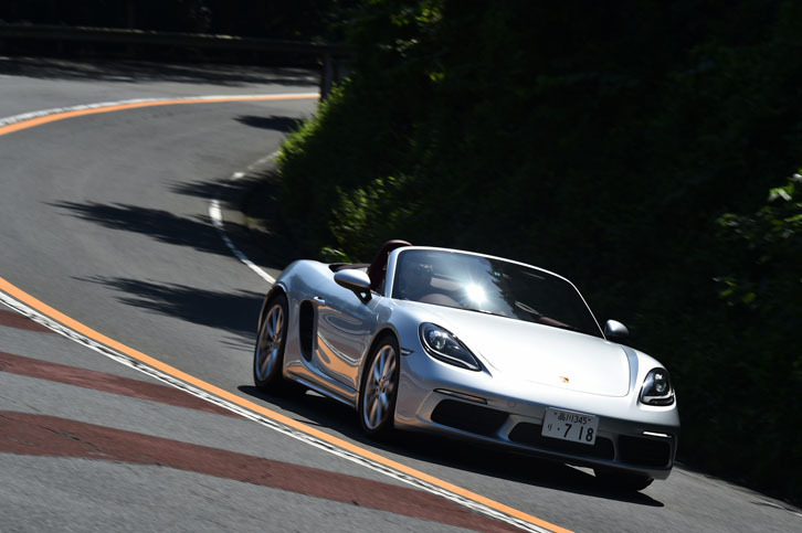 テスト車には、リアアクスルのトルク配分を調節しコーナリング性能を高める機能「ポルシェトルクベクタリング」が搭載されていた。