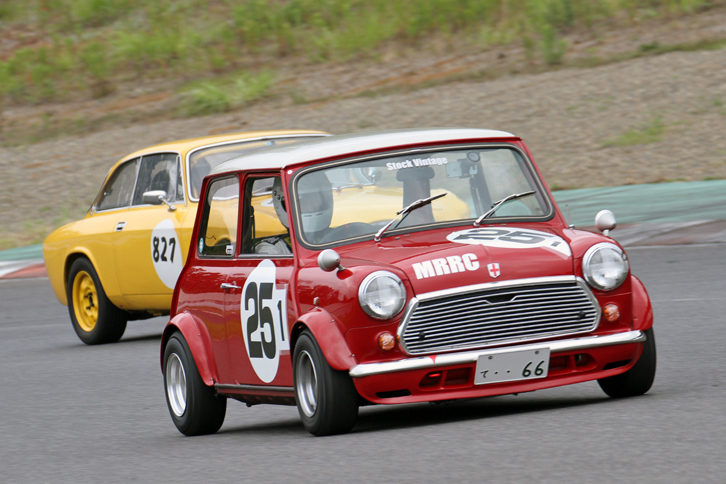クラブマンズカップで2位に入った1994年「ローバー・ミニ」。後方は1968年「アルファ・ロメオ1750GTV」。