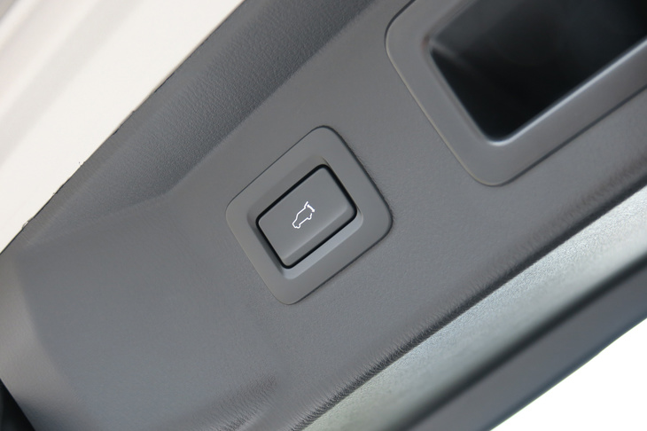 マツダCX-8 XDエクスクルーシブモード（電動テールゲートのスイッチ）