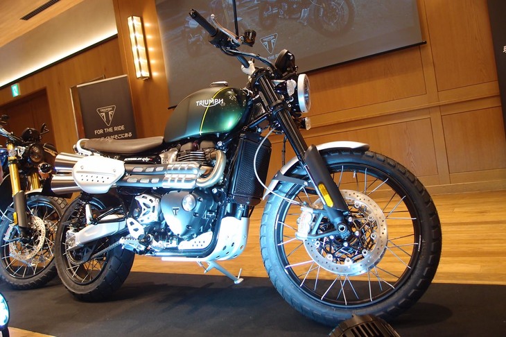 「スクランブラー1200 XC」。オンロードとオフロードの両方で走行性能を発揮できるよう仕立てられている。