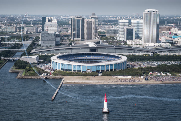 千葉の空を飛ぶ室屋選手の「EDGE 540 V3」。（Predrag Vuckovic/Red Bull Content Pool）