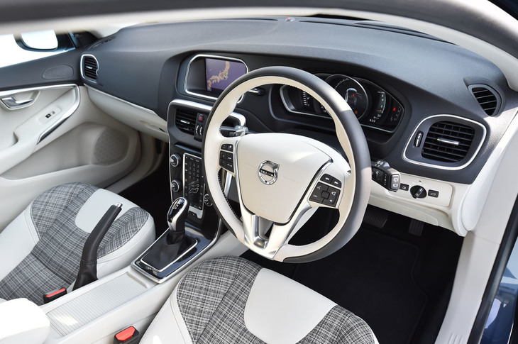 チャコールとブロンドの2トーンカラーで仕立てられたインテリア。ボディーカラーによっては、チャコール単色となる。