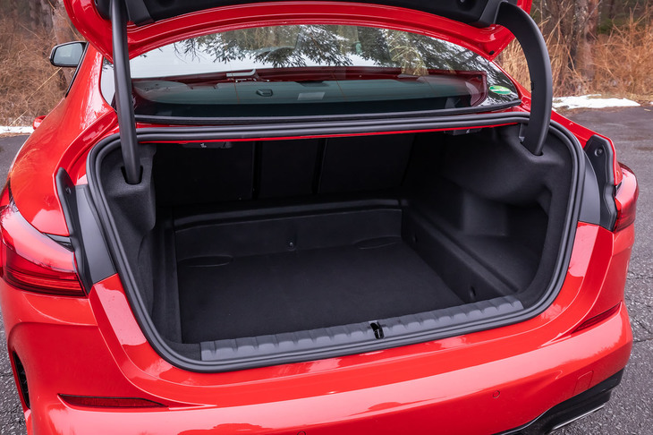 クーペライクな「2シリーズ グランクーペ」のフォルムは一見ハッチバックにも見えるが、430リッターの容量を誇る独立したトランクを有している。