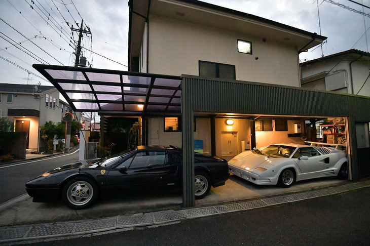 わが家のガレージに収まった2台の聖遺物。「25thアニバーサリー」は全幅が2mなので車庫がパンパン。久々に車庫入れでシビレました。（写真＝池之平昌信）