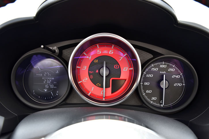 メーターのレイアウトも「ロードスター」と同じ。中央にエンジン回転計、その右側に速度計を配置する。