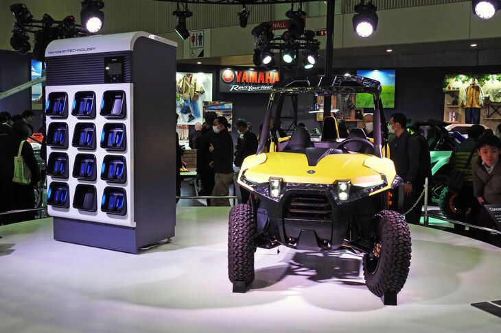 「東京オートサロン2024」におけるヤマハのブースの様子。