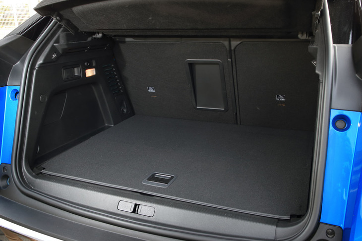 「3008 GTハイブリッド4」の荷室容量は520リッター。後席の背もたれを前方に倒すことで荷室を拡大できるが、床面に傾斜が残り完全にフラットにはならない。