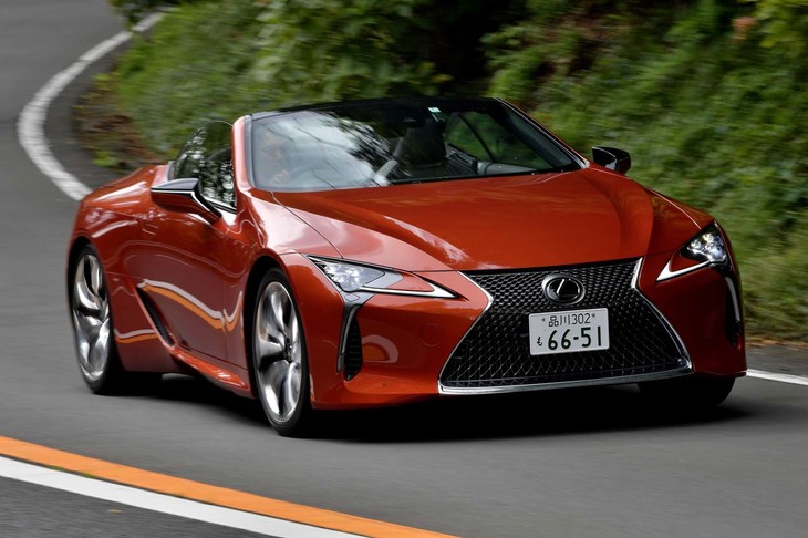 【レクサスLC500コンバーチブルのスペック】
	ボディーサイズ：全長×全幅×全高＝4770×1920×1350mm／ホイールベース：2870mm／車重：2050kg／駆動方式：FR／エンジン：5リッターV8 DOHC 32バルブ／トランスミッション：10段AT／エンジン最高出力：477PS（351kW）/7100rpm／エンジン最大トルク：540N・m（55.1kgf・m）/4800rpm／タイヤ：（前）245/40RF21 96Y／（後）275/35RF21 99Y（ミシュラン・パイロットスーパースポーツZP）／燃費：8.0km/リッター（WLTCモード）／価格：1500万円
	
	【取材時の燃費データ】
	テスト距離：194.3km（市街地1：高速道路7：山岳路2）／使用燃料：23.2リッター（ハイオクガソリン）／参考燃費：8.4km/リッター（満タン法）／8.0km/リッター（車載燃費計計測値）