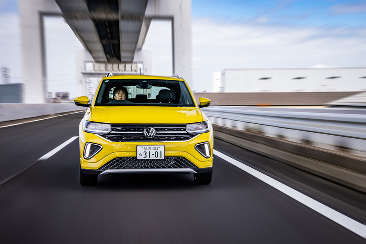 プラットフォームは従来型と同じく、「ポロ」でも使用される「MQB」。以前は3気筒エンジン特有のノイズや振動が気になったが、最新版ではエンジンがスムーズさを増し、ノイズや振動もだいぶ抑え込まれた印象だ。