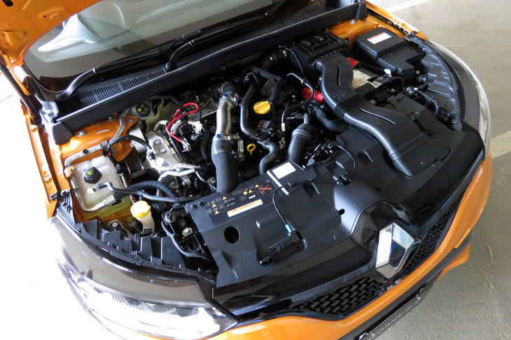 279psの最高出力と390Nmの最大トルクを発生する1.8リッター直噴ターボエンジン。