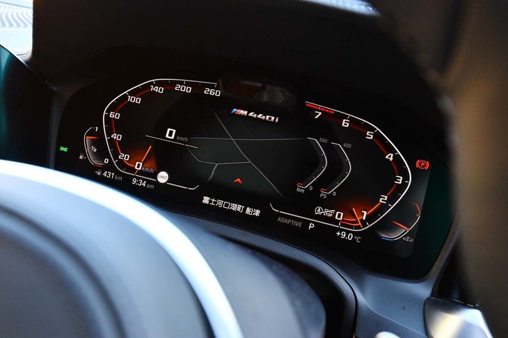 液晶表示のメーターパネルは、カーナビのマップも表示可能。走行モードの切り替えにより、速度計やエンジン回転計のカラーリングが変化する。