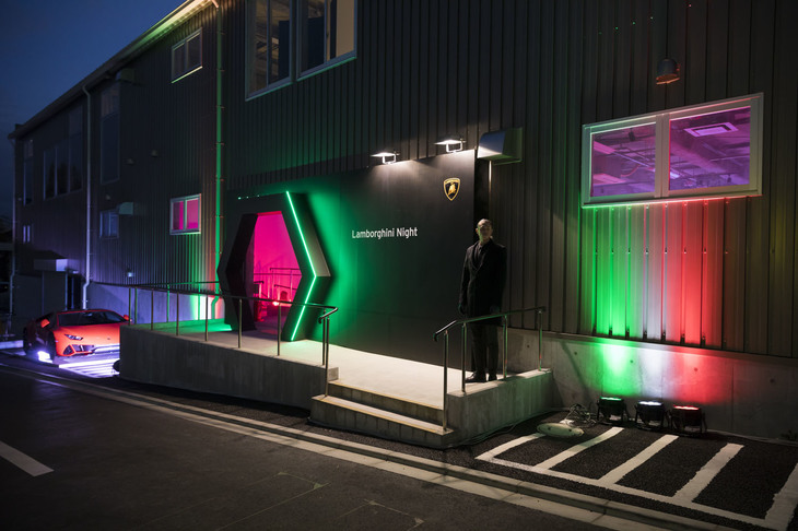 「Lamborghini Night 2019」の会場となった東京・青山の Francfranc SQUARE。エントランスはクリスマスをイメージさせるカラーリングで彩られた。