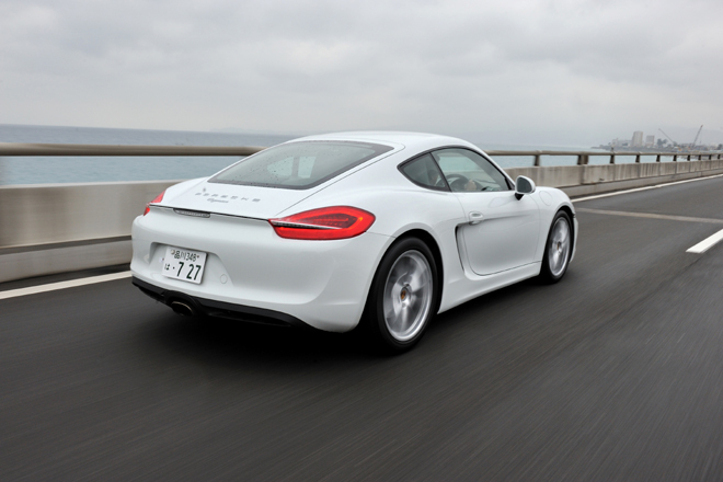 ポルシェ・ケイマン
    ボディーサイズ：全長×全幅×全高＝4385×1800×1295mm／ホイールベース：2475mm／車重：1390kg／駆動方式：MR／エンジン：2.7リッター水平対向6 DOHC 24バルブ／トランスミッション：7AT／最高出力：275ps/7400rpm／最大トルク：29.6kgm/4500-6500rpm／タイヤ：（前）235/45ZR18 （後）265/45ZR18／価格：659万円